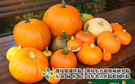 攝圖網_300636991_桌子上的南瓜(企業商用) 攝圖網_300636991_桌子上的南瓜(企業商用)