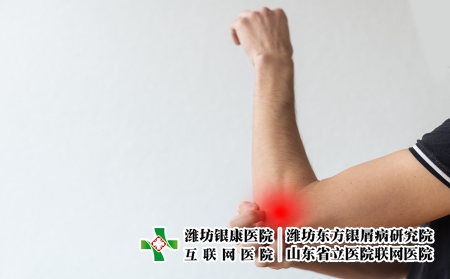 攝圖網_327078474_皮炎 濕疹 過敏 牛皮癬的概念 男人在他的手臂上抓癢 灰色工作室背景 男人肘部發癢的皮疹 復制空間皮膚癥狀刺激腫脹裁剪真皮藥品中(企業商用) 攝圖網_327078474_皮炎 濕疹 過敏 牛皮癬的概念 男人在他的手臂上抓癢 灰色工作室背景 男人肘部發癢的皮疹 復制空間皮膚癥狀刺激腫脹裁剪真皮藥品中(企業商用)