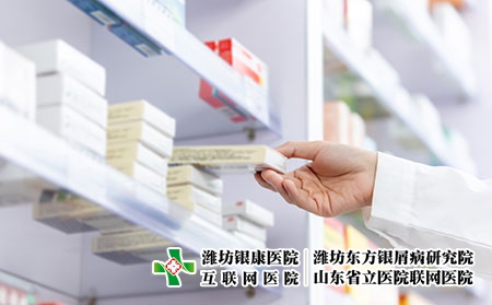 攝圖網_501652675_藥劑師手拿藥(企業商用) 攝圖網_501652675_藥劑師手拿藥(企業商用)