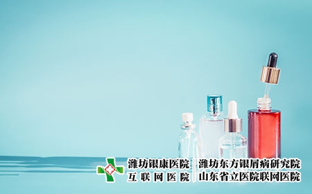 攝圖網_300135473_化妝品瓶產品與液體,吸管藍色背景,正視圖精華,爽膚水提取血清桌子上,正視圖美容現代護膚理念與(企業商用) 攝圖網_300135473_化妝品瓶產品與液體,吸管藍色背景,正視圖精華,爽膚水提取血清桌子上,正視圖美容現代護膚理念與(企業商用)