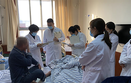 楊秀莉與濰坊銀康皮膚病醫院專家查房