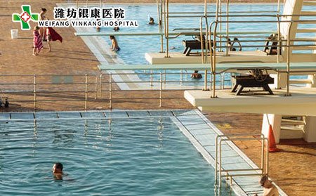 額頭出現白斑是怎么回事?白癜風危害有哪些?